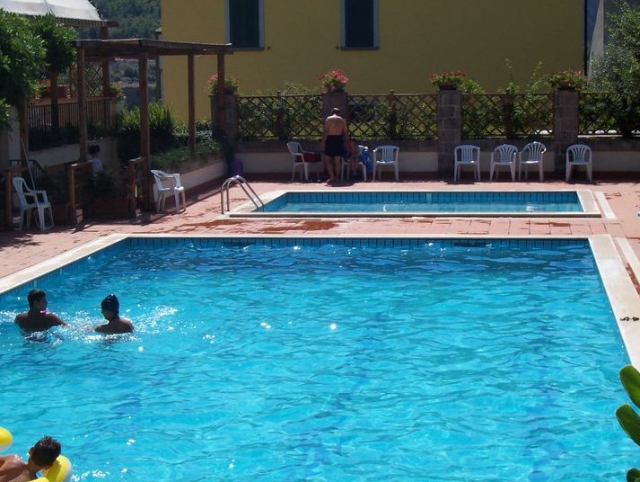  Alberca grande y pequeña 